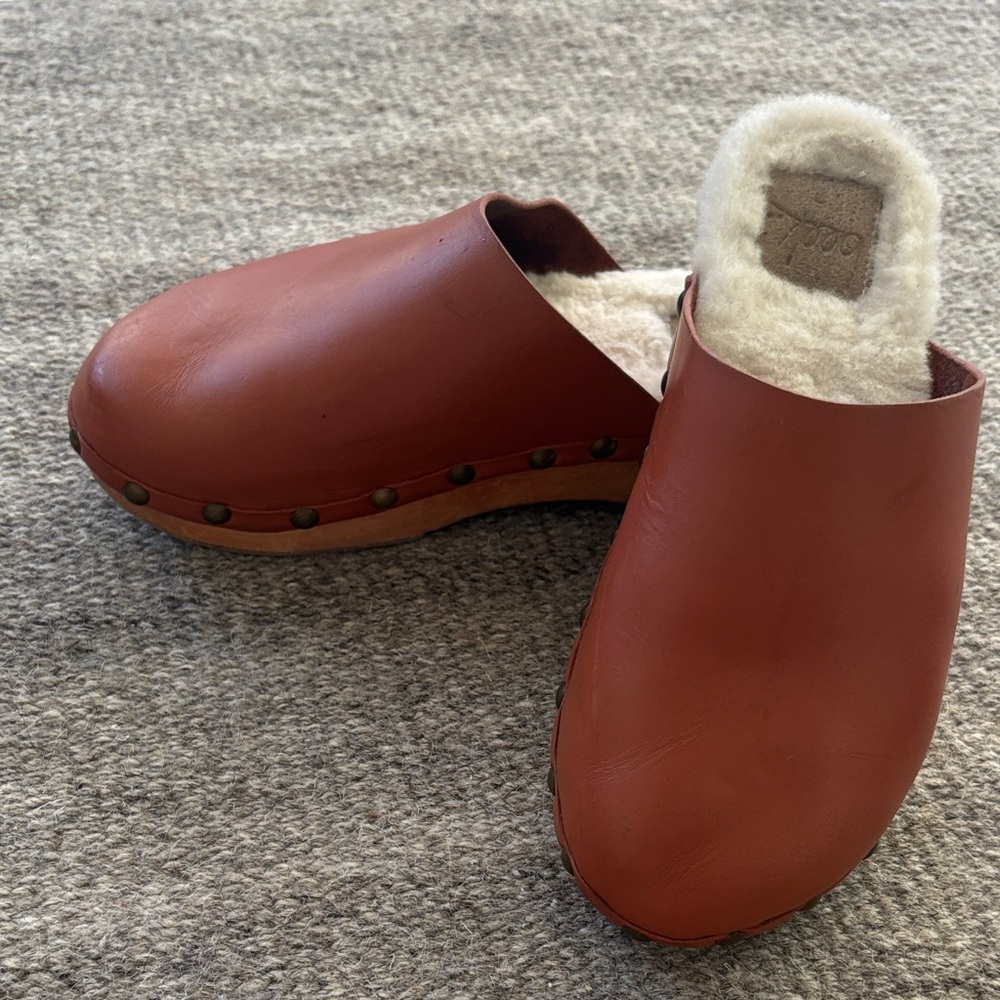 Beek brown leather clogs with real shearling lining